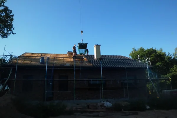 Mitarbeiter beim Dach eindecken